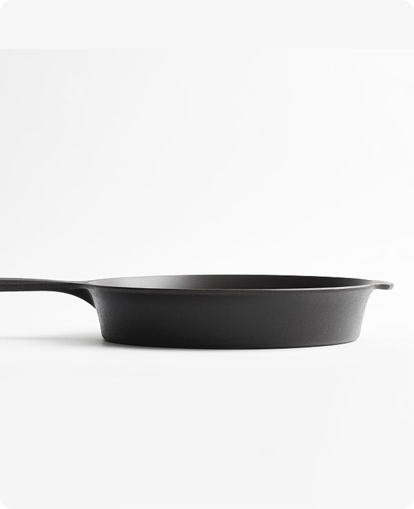 Side profile of the Field Skillet on a white background